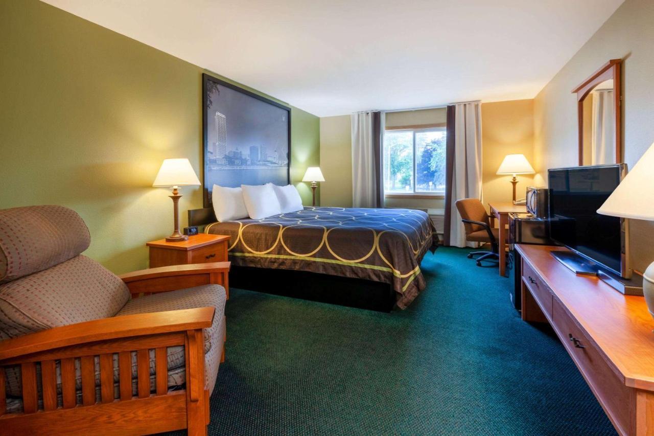 Super 8 By Wyndham Berlin Wi Hotell Eksteriør bilde