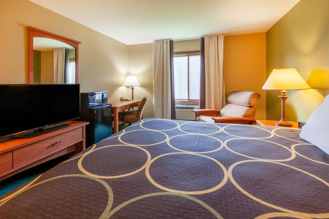 Super 8 By Wyndham Berlin Wi Hotell Eksteriør bilde