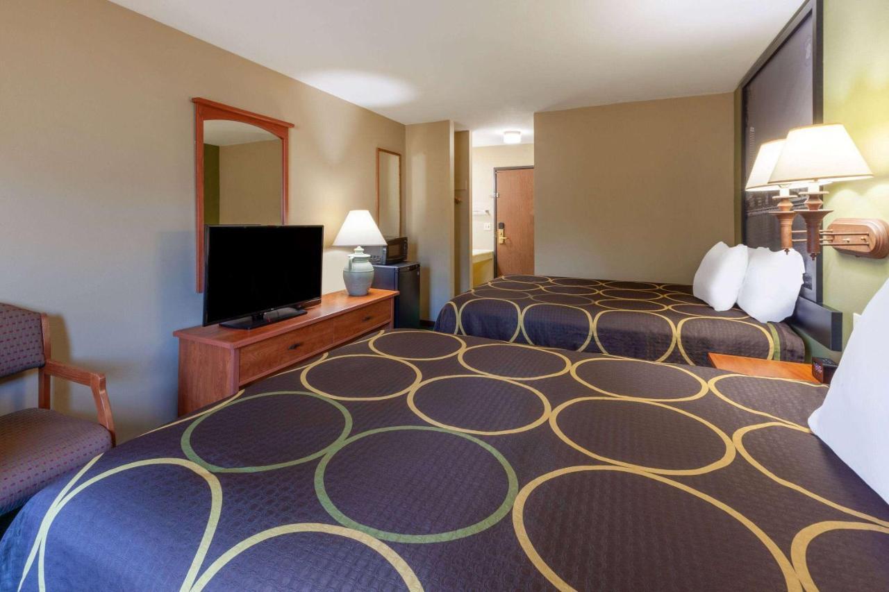 Super 8 By Wyndham Berlin Wi Hotell Eksteriør bilde